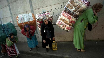 Mujeres marroquíes cruzan la frontera con España cargadas de productos para vender