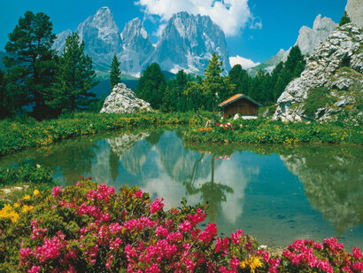 Les Dolomites. Une maison au bord du lac