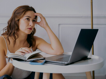 Pensamos que la tecnología nos libera, pero a menudo nos esclaviza, consumiendo el tiempo que supuestamente iba a ahorrarnos
