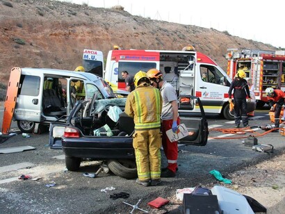 Equipos de emergencias en el lugar de un accidente de tráfico