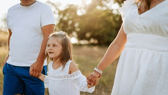 La infancia vulnerable ha sido históricamente invisibilizada, pero hoy existen programas y familias comprometidas en ofrecer protección y cuidado