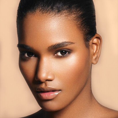 Mujer con maquillaje de aspecto natural