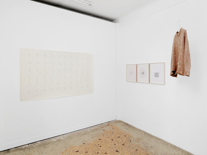 Stéphanie Saadé, Ce qui me fait penser à vous, ce qui vous fait penser à moi, vue d'exposition. Avec l'aimable autorisation de la Galerie Anne Barrault. Photo d'Aurélien Mole