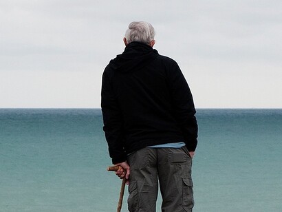 Un anciano junto al mar