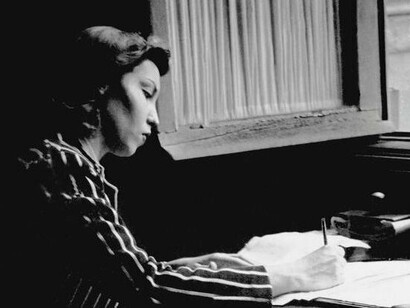Retrato de Clarice Lispector na época em que trabalhava como jornalista para o Departamento de Imprensa e Propaganda do governo de Getúlio Vargas, em 1941. Anos depois, sua literatura ajudaria a redefinir a prosa brasileira ao transformar a linguagem e a introspecção em elementos centrais da narrativa