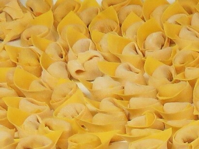 Ogni famiglia ha la sua ricetta speciale per il ripieno dei cappelletti, che spesso include carne, formaggio e spezie segrete