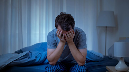 Hombre agotado por el imsomnio