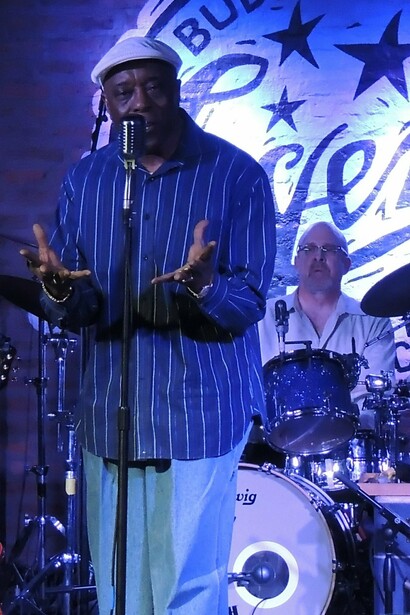 Buddy Guy actuando en su propio club, el Legends, en 2013