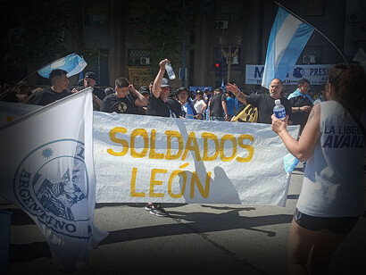 Militantes libertarios en el acto de asunción presidencial de Javier Milei, Congreso de la Nación, 10 de diciembre de 2023, Buenos Aires, Argentina