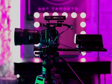 Fermarsi e disconnettersi ogni tanto può diventare un gesto necessario per recuperare concentrazione, tempo e relazioni autentiche