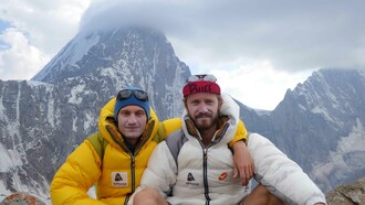 Louna et son frère repartent pour d’autres aventures. Une histoire que les deux frères écrivent au fil de l’eau et qui se vit comme une romance, où chaque jour est une aventure