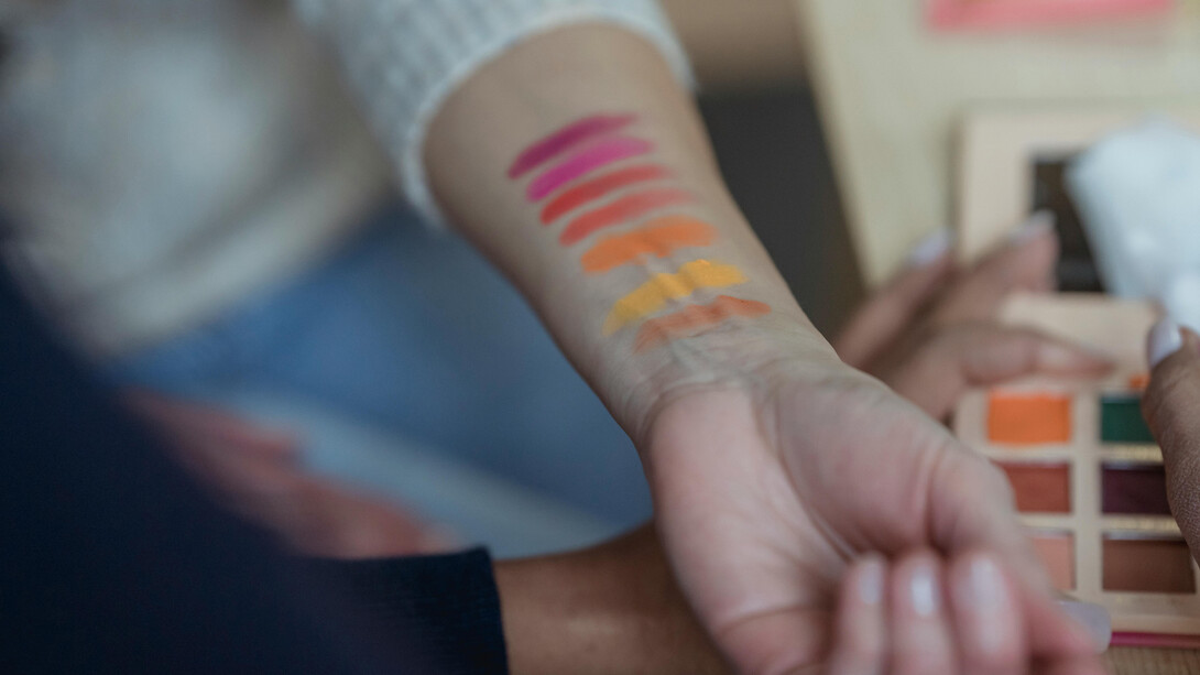 Maquiadora usa da cromoterapia para estudar a adesão de cores na pele de uma paciente. Saiba mais sobre o trabalho dos especialistas em cromoterapia, apoiado por pesquisas que investigam os efeitos das cores na saúde