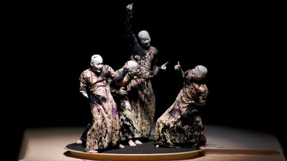 Una performance presentata al Festival Cervantino dal titolo "Kagemi: oltre la metafora degli specchi", Sankai Juku appartiene alla seconda generazione di gruppi di danza Butoh, un movimento emerso negli anni Settanta come espressione critica della coscienza umana