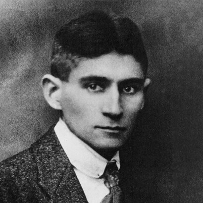 Fotografía del pasaporte de Kafka, 1920. Kafka explora en sus relatos la noción de alienación y cómo sus personajes se enfrentan a una existencia fragmentada e incomprensible