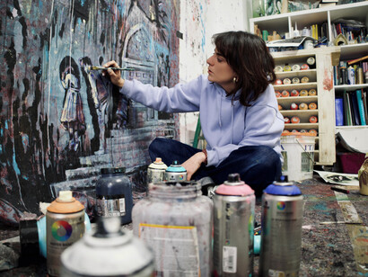 Alice Pasquini nel suo studio mentre lavora su Vestige. Per gentile concessione della Fondazione Primoli