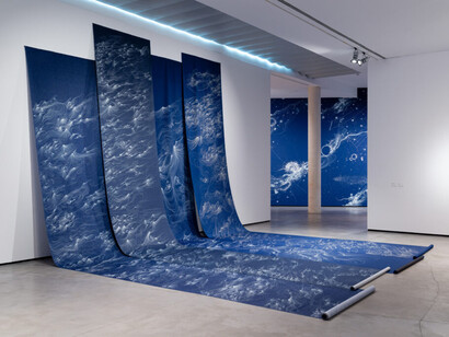 Sandra Cinto, Preludio para el sol y las estrellas, vista de exhibición. Cortesía de Es Baluard Museu d'Art Contemporani de Palma