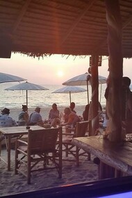 Foto de la playa al atardecer tomada desde la barra de Pangea