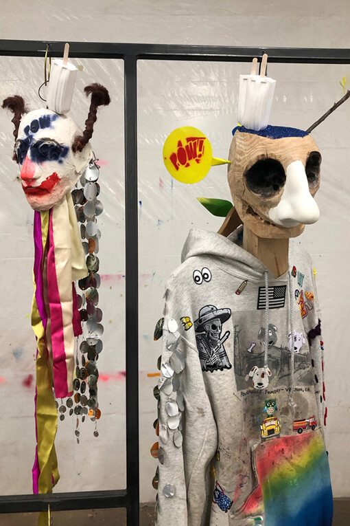 Alessandro Pessoli, City of God, 2017-2020.
Legno, gesso, lamiera, spray paint, seta, acciaio, ferro, alluminio, cera, capelli sintetici, glitter, resina, abbigliamento personale decorato con lana e stemmi.
97 x 219 x 187 cm. Courtesy greengrassi (Londra) e ZERO… (Milano)