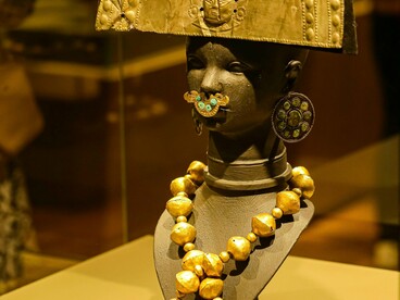 Peça ritualística em ouro preservada em museu internacional. Cada objeto mantido longe de seu contexto original carrega também as marcas históricas das relações de poder que o deslocaram
