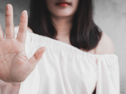 Donna vittima di violenza: "Le remore e le difficoltà a denunciare sono molte, come è noto, ma è dimostrato che un luogo protetto e accogliente aiuta la donna a voler raccontare aspetti intimi della sua sofferenza"
