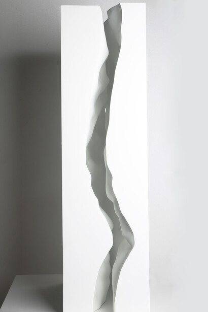 Daniel Chadwick, Come
Closer, 2015, Carved
solid
wood,
flattened
white
cellulose
paint, 286mm
x
140mm
x
664mm
(high) ©
Daniel
Chadwick.
Photo:
Paulina
Korobkiewicz,
courtesy
Dadiani
Fine
Art