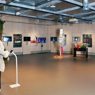 Résidence d’artiste 2026: 11ᵉ édition du Prix Art Humanité, vue de l'exposition. Avec l'aimable autorisation du Musée international de la Croix-Rouge et du Croissant-Rouge