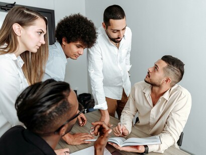 Professionals collaborate as part of a dynamic innovation ecosystem, connected through global networks and shared strategies