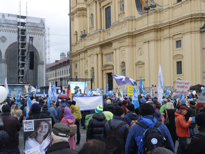 Estoy aquí hoy para dejar claro que Estados Unidos está trazando el camino hacia un nuevo siglo de prosperidad, y que una vez más queremos hacerlo junto con vosotros, nuestros queridos aliados y nuestros amigos más antiguos.  Conferencia de Seguridad de Múnich, Alemania