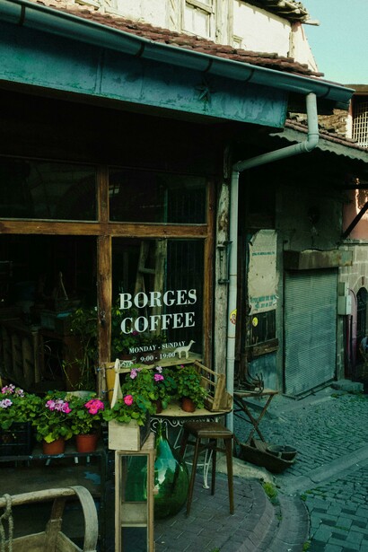 Fachada de un bar. Una imagen bien cuidada refleja profesionalismo, calidad y atención al detalle, la cual un reflejo fiel del interior