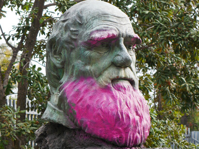 Escultura de Charles Darwin, con la barba y las cejas rosas, en la Facultad de Ciencias de la UNAM