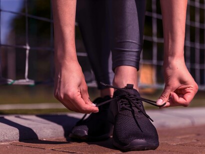 Primo piano di scarpe stile barefoot: "Le scarpe barefoot rappresentano un ritorno alla biomeccanica naturale del piede, offrendo numerosi benefici per la salute e la postura"