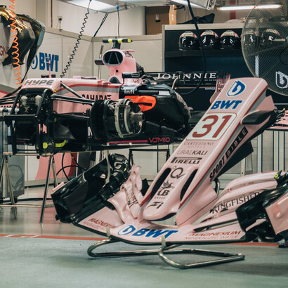 Una Force India ai box con il musetto smontato