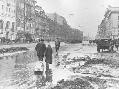 Pessoas na Avenida Nevsky durante o Cerco de Leningrado. Rússia, região de Leningrado