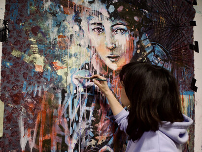 Alice Pasquini nel suo studio mentre lavora su Vestige. Per gentile concessione della Fondazione Primoli
