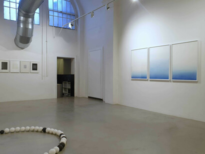 Da destra: Leila Mirzakhani, Respirare. Greta Schödl,
Untitled (from Vibrations Series). A terra: Nina Carini,
Al centro della Luna, (dettaglio).