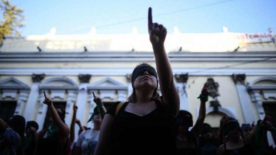 The collective Las Tesis interprets the performance "A Rapist in Your Path" together with hundreds of women