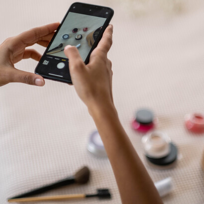 Com um celular em mãos e em menos de segundos, é possível se autopromover nas redes sociais