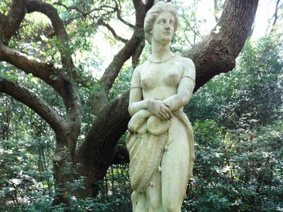 Estátua de  Virginia Dare. O nome Virginia Dare foi transformado em símbolo do pioneirismo colonial. A palavra “CROATOAN”, por sua vez, ganhou status quase mítico, aparecendo em obras literárias, séries de TV, filmes e até mesmo na cultura popular do terror