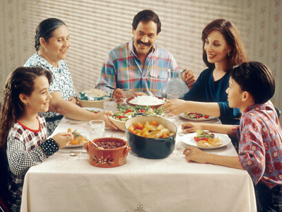 Les repas familiaux : un héritage de rires, de tendresse et de mémoire
