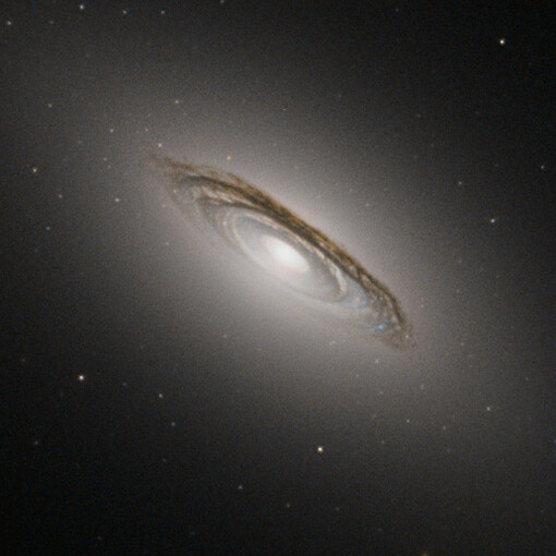 Una galaxia lenticular es un tipo de galaxia intermedia entre una galaxia elíptica y una galaxia espiral