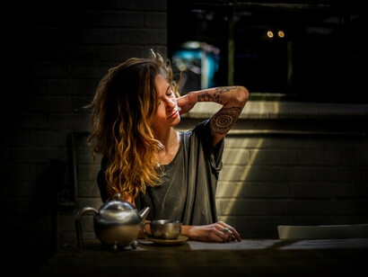 Donna seduta in una caffetteria