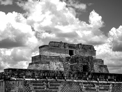 Parte superior del Templo del adivino visto desde el Cuadrángulo de las Monjas en Uxmal, Yucatán, México