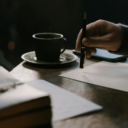 A literatura comprometida normalmente costuma ser vista por oposição a um tipo de literatura dita de entretenimento