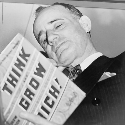 Napoleon Hill, auteur américain . Le génie est développé à partir du sixième sens. Voilà, comment Napoleon Hill titre l’un des chapitres de son désormais incontournable chef-d’œuvre, « Think and grow rich » paru en 1937 © By New York World-Telegram and the Sun Newspaper staff photographer