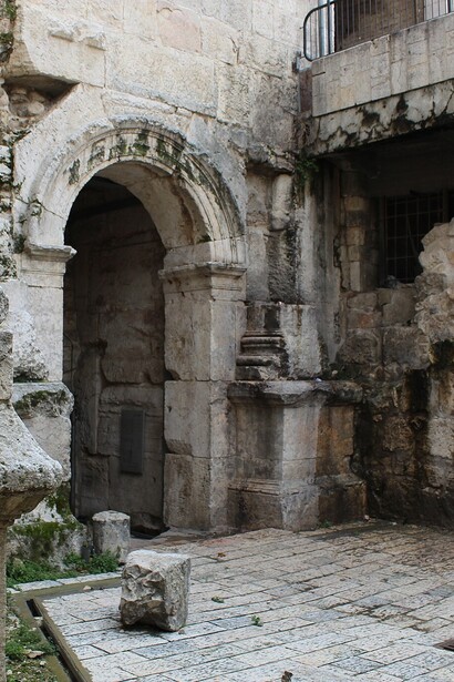 Con il suo intreccio di tradizioni religiose e culturali, la città vecchia di Damasco è un crocevia di civiltà, dove si incontrano chiese millenarie, sinagoghe storiche e moschee maestose, testimonianza di un passato ricco e variegato