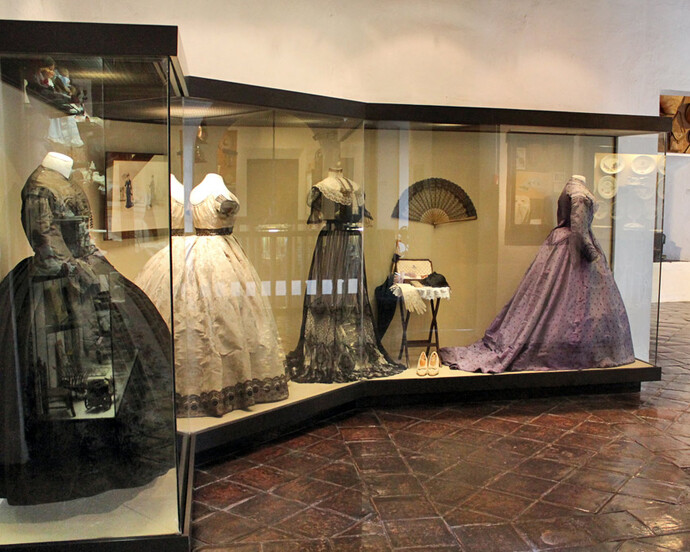 Vida burguesa, Exhibition view. Courtesy of Museo Unicaja de Artes y Costumbres Populares