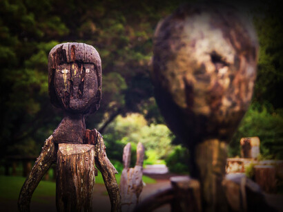 Dos figuras de madera en representación de Gara y Jonay, protagonistas de la famosa leyenda de La Gomera, Islas Canarias en España