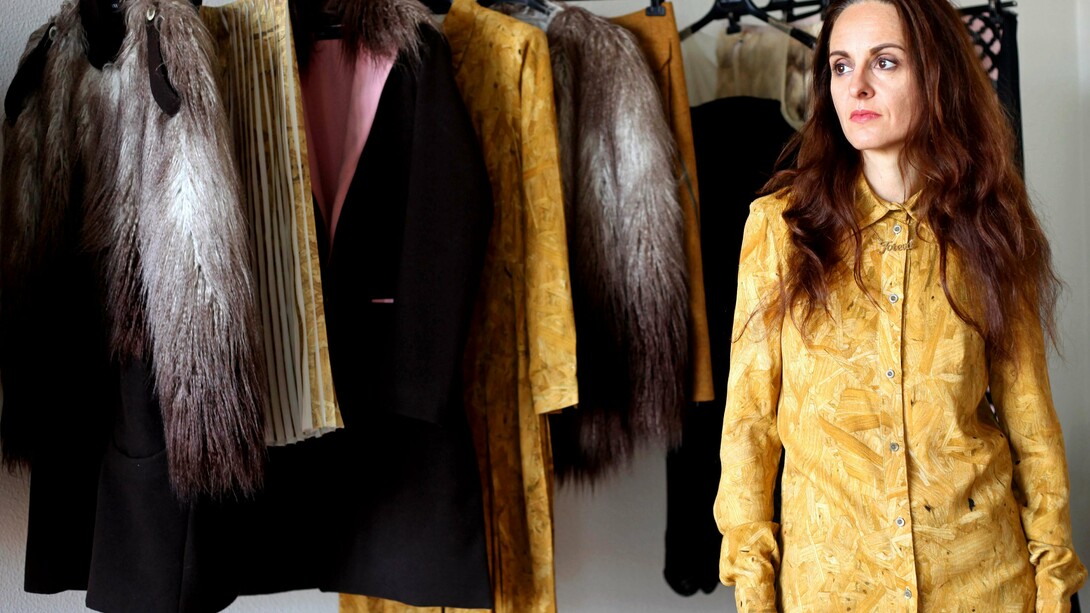 La diseñadora Ana Locking junto a algunas de sus creaciones en su taller de Madrid. Foto: Lucía Castillo