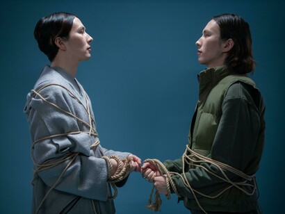 Due persone legate insieme da una corda: "ciascuno di noi può, nel suo animo e nei suoi processi di pensiero, lavorare a stimolare e rafforzare il fondamentale sentimento di umanità che ci deve sempre accompagnare nel corso della nostra intera esistenza"