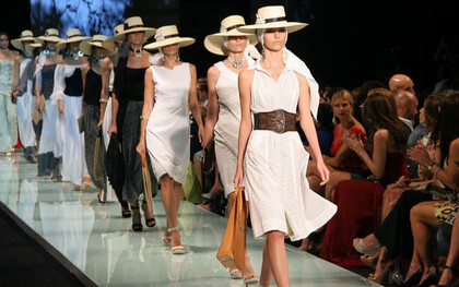 Lors de la Miami Fashion Week aux États-Unis, des mannequins défilent sur le podium pour le dernier passage lors d'un défilé de mode, vêtues de créations de Claudia Bertolero